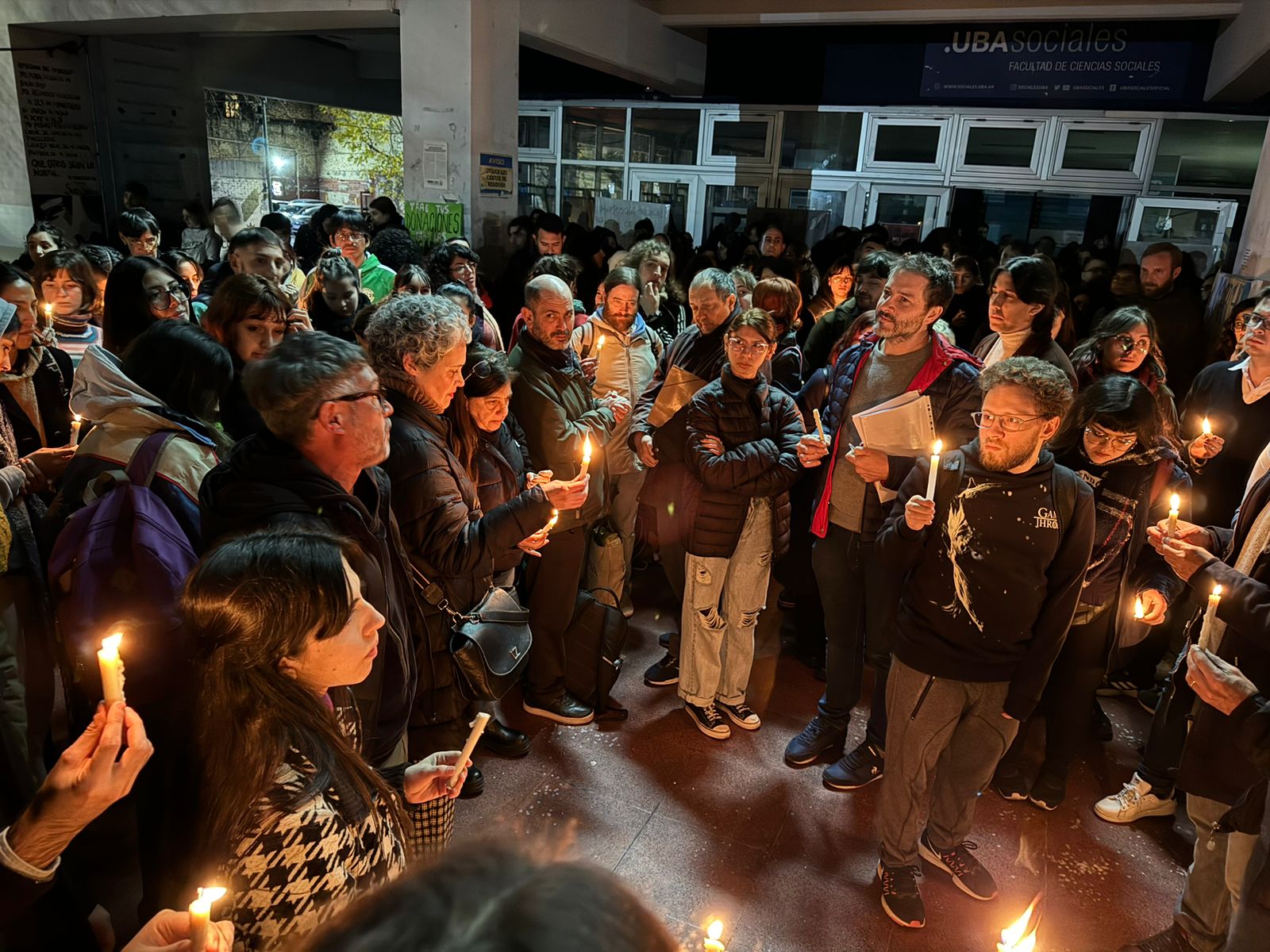 apagón y velazo en la facultad de ciencias sociales