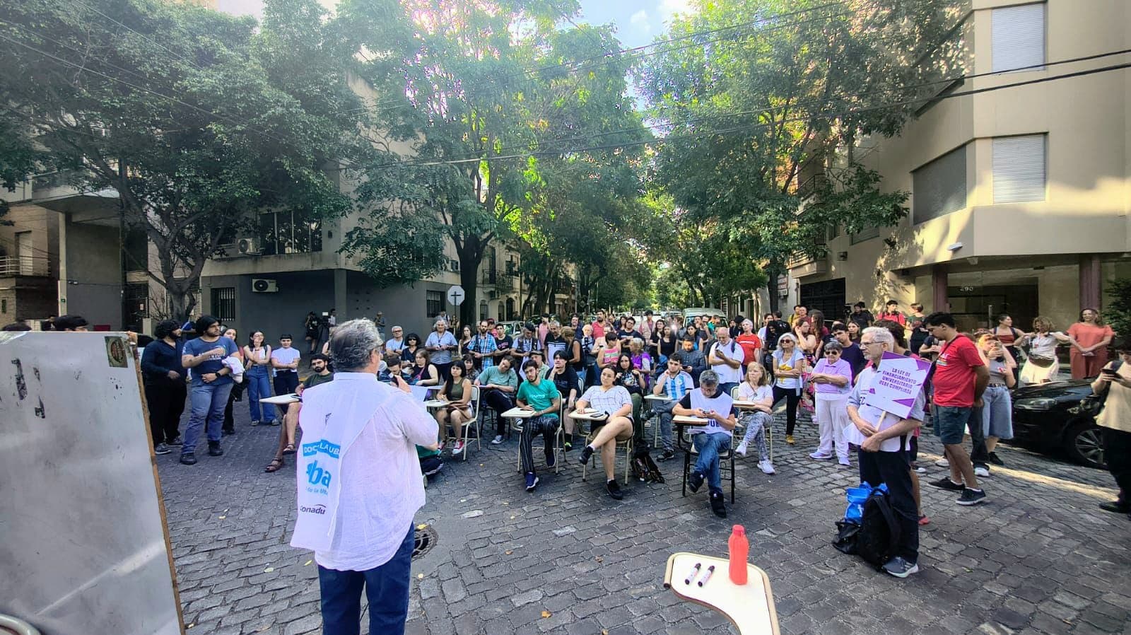 clase pública en lo de adorni